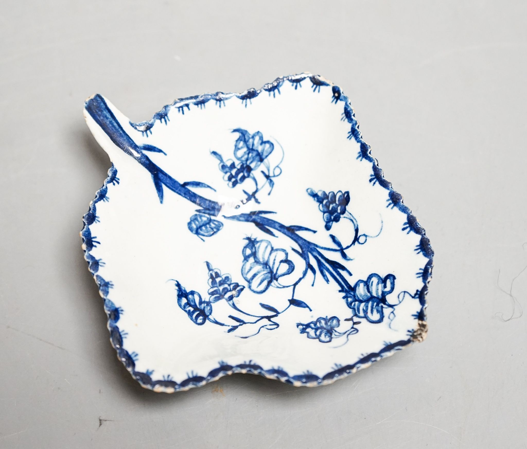 A Lowestoft blue and white leaf pickle dish c. 1760, 10.8 cm